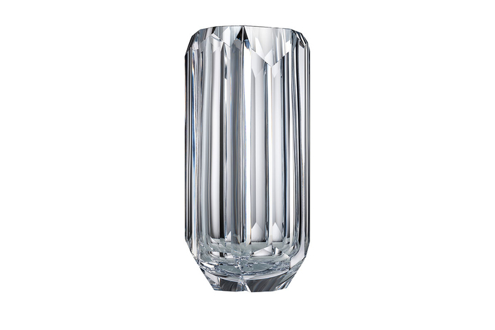 The vase of clear crystal perfectly capitalises on its optic properties and high light refraction. A breathtaking play of reflections can be seen with every turn of the vase. With this piece, its creators introduced an element of nature and authenticity to the ERA story.