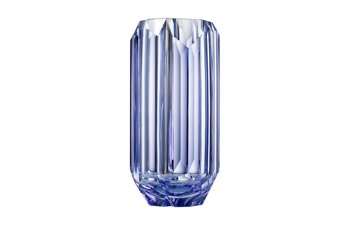 The charming and gentle ERA made of crystal layered with alexandrite – a gemstone that lends the vase mystical powers. It imparts the ability to change colours depending on the light that hits it, including everything from light blue to dark purple.