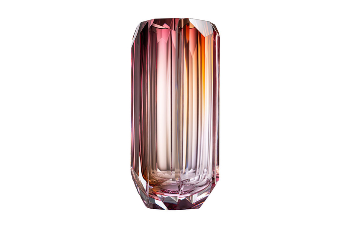 Eine Kristallvase mit dreifarbigem Kern (Aurora, Amethyst, Rosa), was für Moser Kristallwaren absolut einzigartig ist. Orange, Violett und Rosa gehen bei jeder einzelnen anders ineinander über. Die Farben sind aufgehellt und tanzen, ganz so, als hätte die ERA bloß ein leichtes Mieder übergezogen.