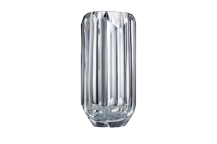 Bei dieser Vase aus klarem Kristall kommen die optischen Eigenschaften und die hohe Lichtbrechung perfekt zur Geltung. Mit jeder Drehung zeigt sie ein atemberaubendes Spiel der Reflexionen. Ihre Schöpfer brachten die Elemente der Natur und der Authentizität in die Geschichte der ERA ein.